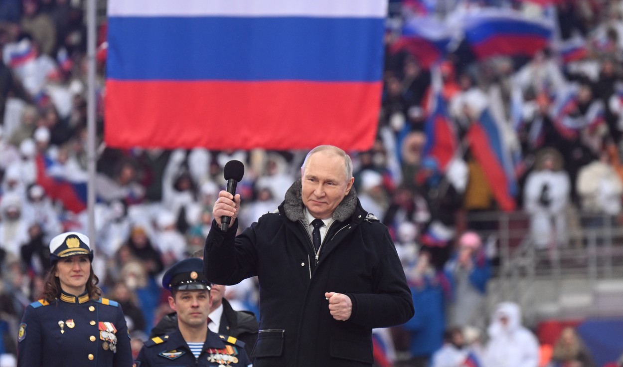 sursă foto: hotnews.ro; Vladimir Putin aclamat de fani