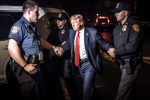 Trump este arestat de poliție. Sursa foto: Forbes