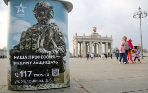Un stand de recrutare militară în fața celebrului centru expozițional VDNKh din Moscova.
