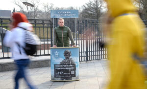 Un voluntar se ocupă de un stand de recrutare în fața unui parc din Moscova. Sursă foto: Arthur Novosiltsev / Moskva News Agency