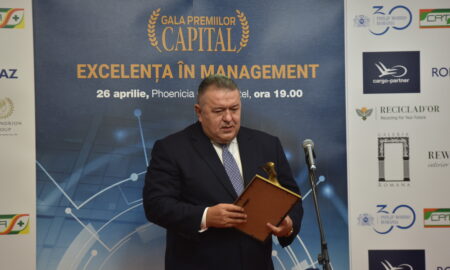 Mihai Daraban, președintele Camerei de Comerț și Industrie a României, primește premirul special pentru susținerea antreprenoriatului românesc (sursă foto: Christian Blancko)