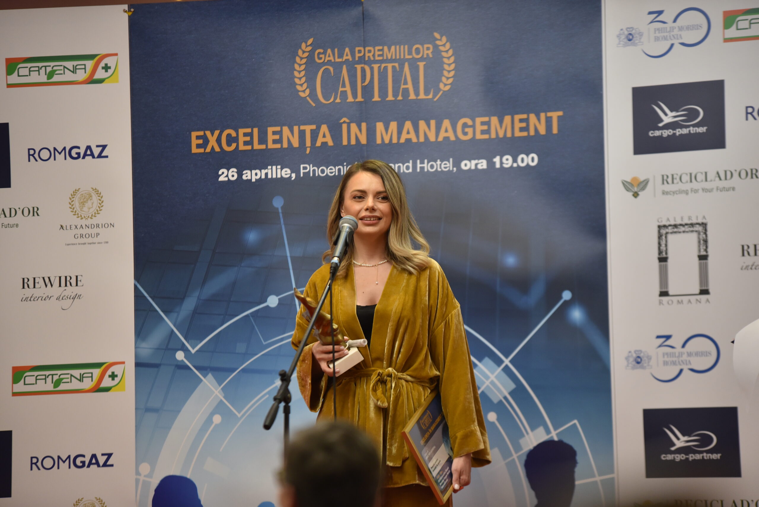 Cristina Sava, Director Marketing și Comunicare Dogan Media International, primește premiul pentru inovație în media (sursă foto: Christian Blancko)
