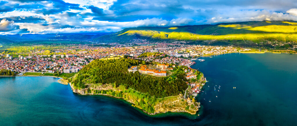 Lacul Orchid și o fortăreață veche din Macedonia de Nord sursa foto: dreamstime