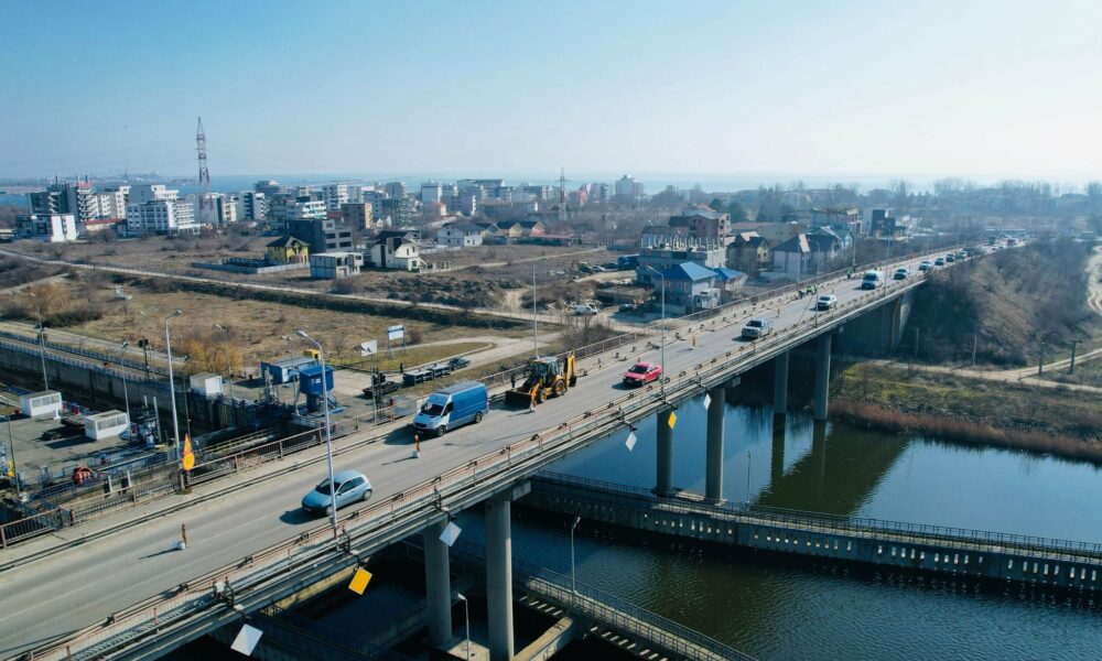 Anunț important pentru românii care călătoresc spre mare! Circulația pe podurile din Năvodari se va desfășura în sistem reversibil