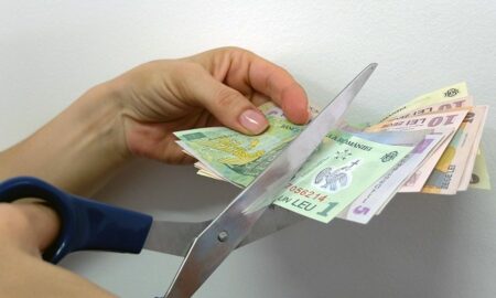 se taie salariile (sursă foto: playtech.ro)