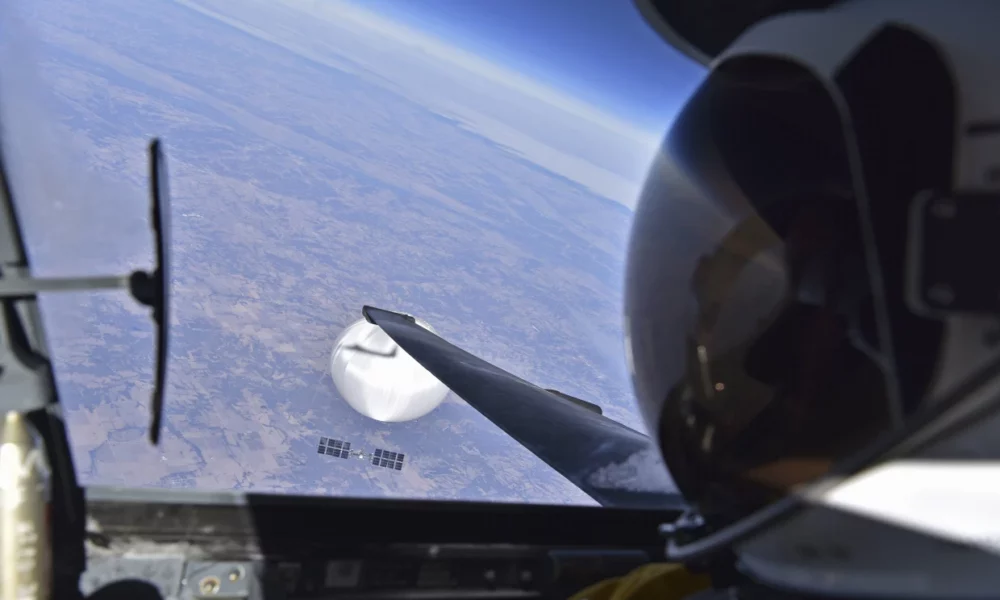 Balonul-spion chinezesc a transmis date în timp real către Beijing. Analizele americanilor continuă