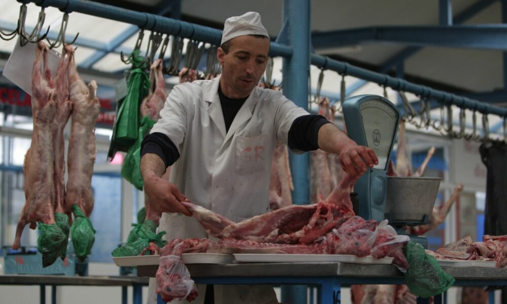 Comercianții practică prețuri astronomice înainte de Paște. Carnea de miel a devenit lux pentru mulți români