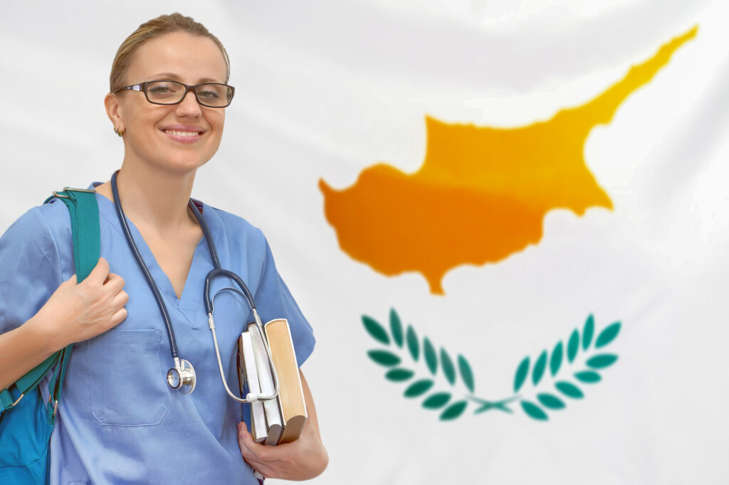Medic cu steagul Ciprului în spate. Sursă foto: Dreamstime