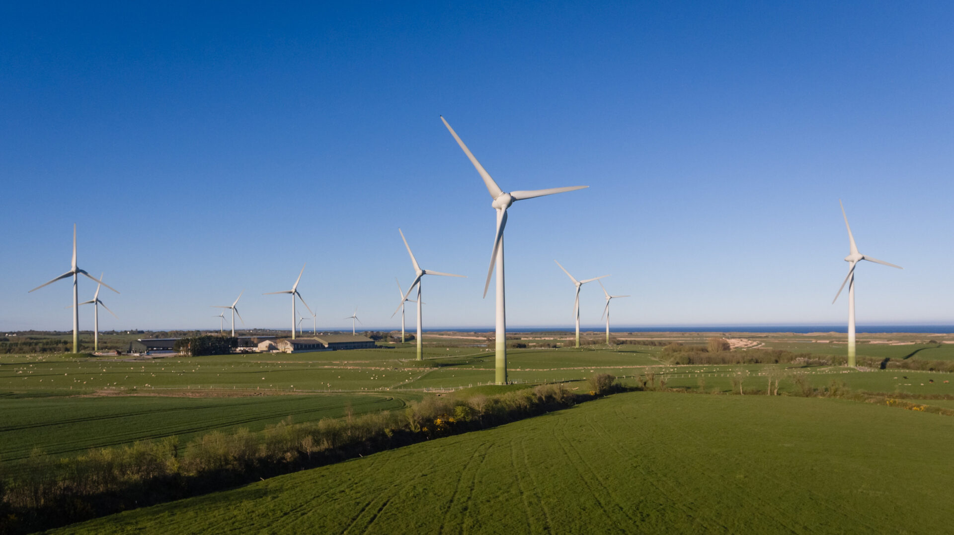 Parcul eolian Ballywater. Wexford. Irlanda Sursa foto dreamstime.com