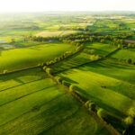 Vedere aeriană a pășunilor luxuriante și a terenurilor agricole nesfârșite din Irlanda. Sursa foto dreamstime.com