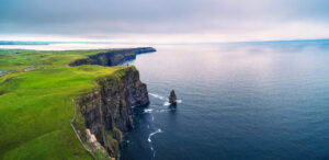 Panorama aeriană a stâncilor pitorești Cliffs of Moher din Irlanda, Sursa foto: dreamstime.com