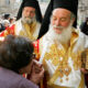 Preot ortodox oferind lumina unei femei la Ireusalim, Israel, De Paste
