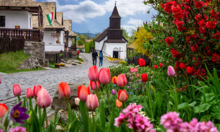 Micul sat Holloko din Ungaria, celebru pentru sărbătorile de Paște și pentru casele sale vechi tradiționale ungurești Patrimoniul mondial UNESCO (sursă foto: dreamstime)