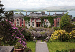 O priveliște a Casei Bantry și a golfului Bantry din spatele ei în County Cork, Irlanda, Sursa foto: dreamstime.com