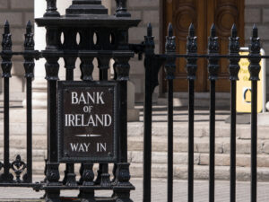 Semnul de intrare și ușa de la Bank of Ireland din Dublin, Sursa foto: dreamstime.com