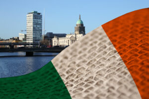 Steagul Irlandei peste o imagine urbană, Sursa foto dreamstime.com