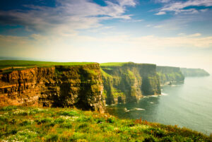 Stânci din Moher sub un cer înnorat, Irlanda, Sursa foto dreamstime.com