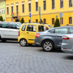 Mașini ce sunt parcate în centrul vechi al orașului Budapesta, Ungaria (Sursă foto: dreamstime)