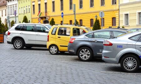Mașini ce sunt parcate în centrul vechi al orașului Budapesta, Ungaria (Sursă foto: dreamstime)