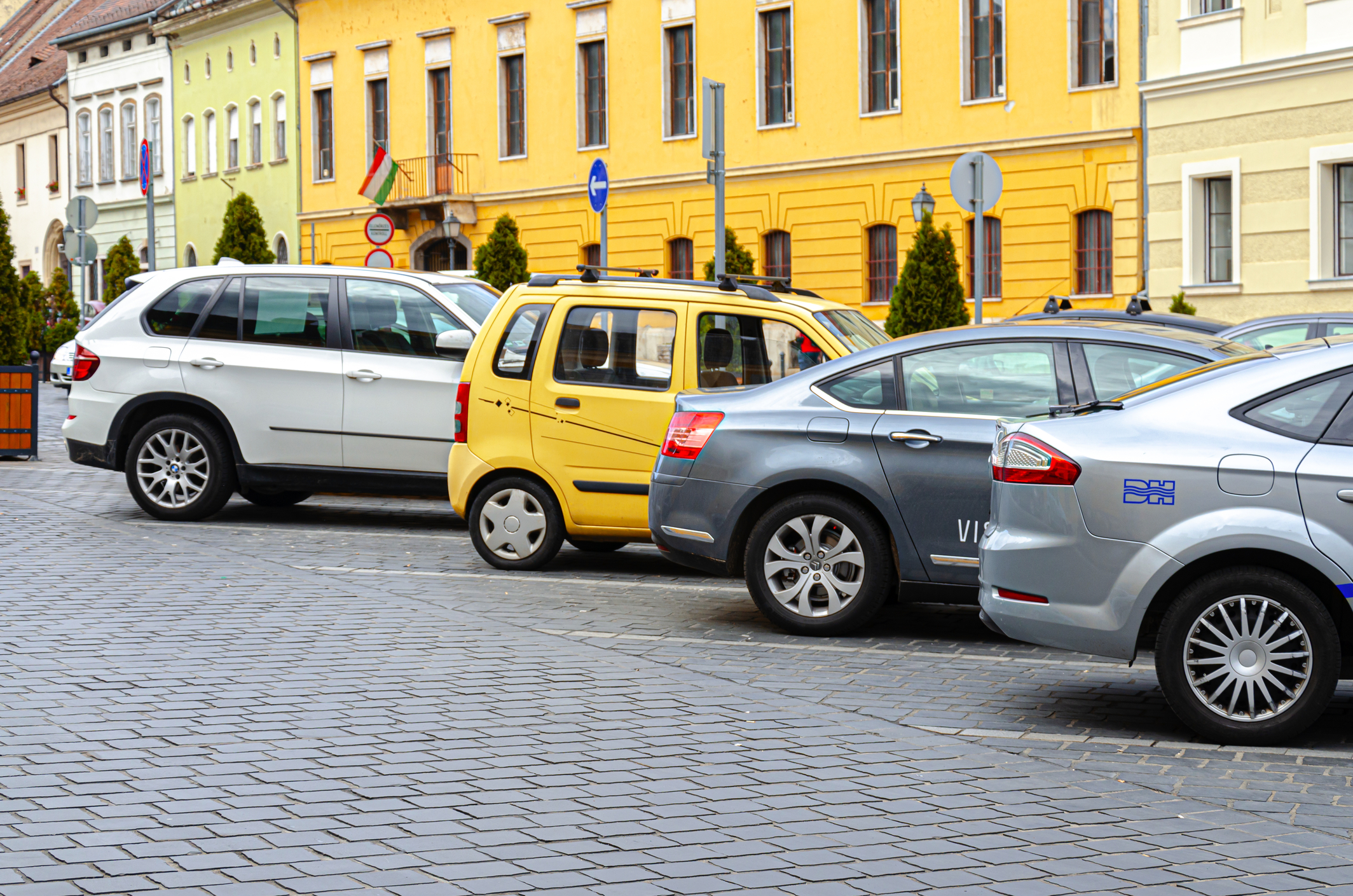 Mașini ce sunt parcate în centrul vechi al orașului Budapesta, Ungaria (sursă foto: dreamstime)