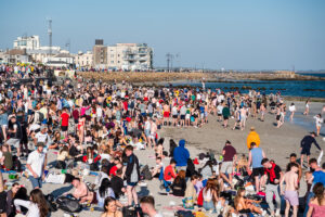 Petrecere uriașă pe plaja Salthill, Galway, Sursa foto dreamstime.com