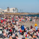 Petrecere uriașă pe plaja Salthill, Galway, Sursa foto dreamstime.com