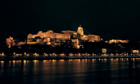 Castelul Buda văzut peste Dunăre noaptea, Budapesta, Ungaria (sursă foto: Castelul Buda văzut peste Dunăre noaptea, Budapesta, Ungaria (sursă foto: dreamstime))