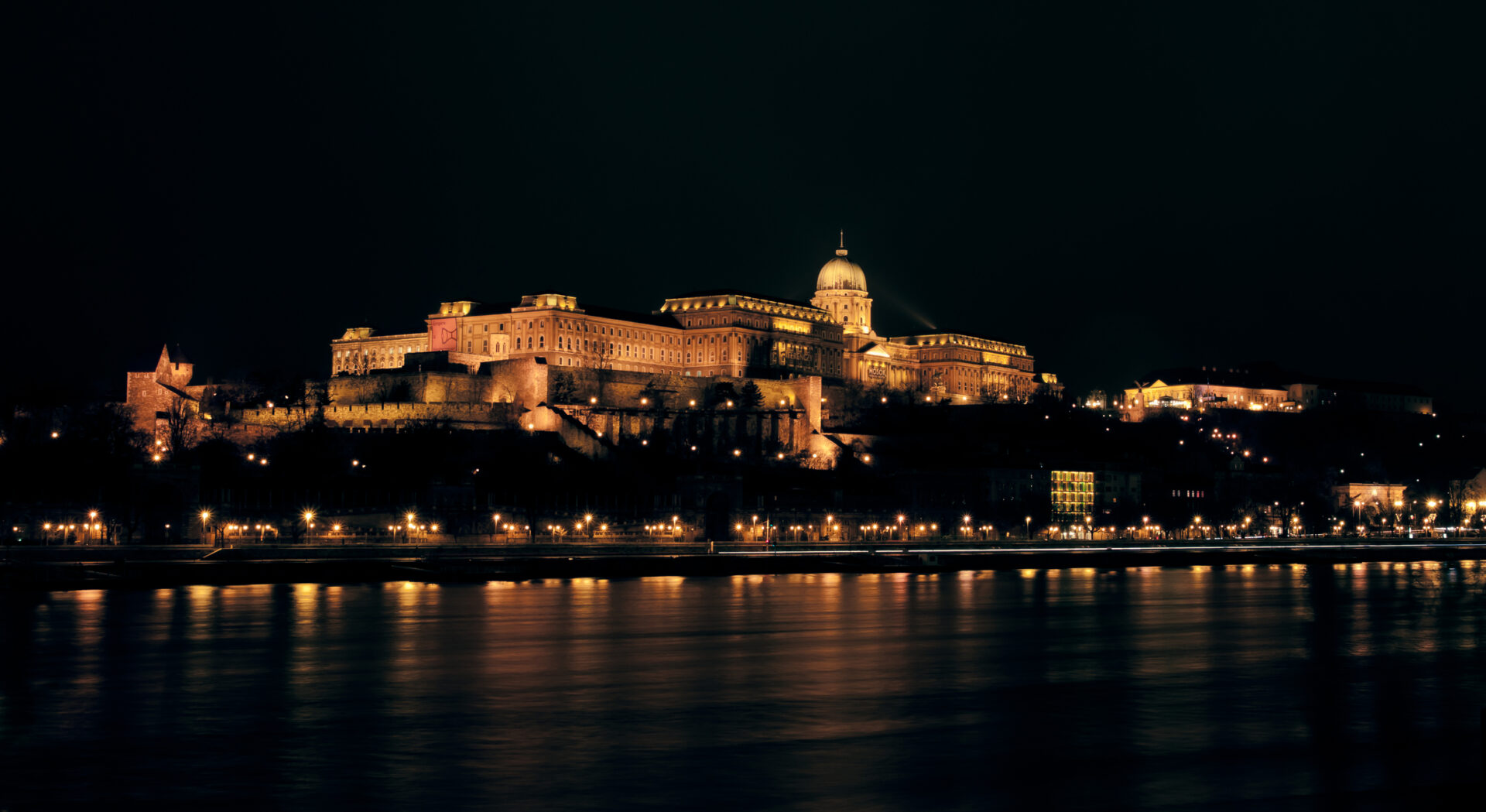 Castelul Buda văzut peste Dunăre noaptea, Budapesta, Ungaria (sursă foto: Castelul Buda văzut peste Dunăre noaptea, Budapesta, Ungaria (sursă foto: dreamstime))