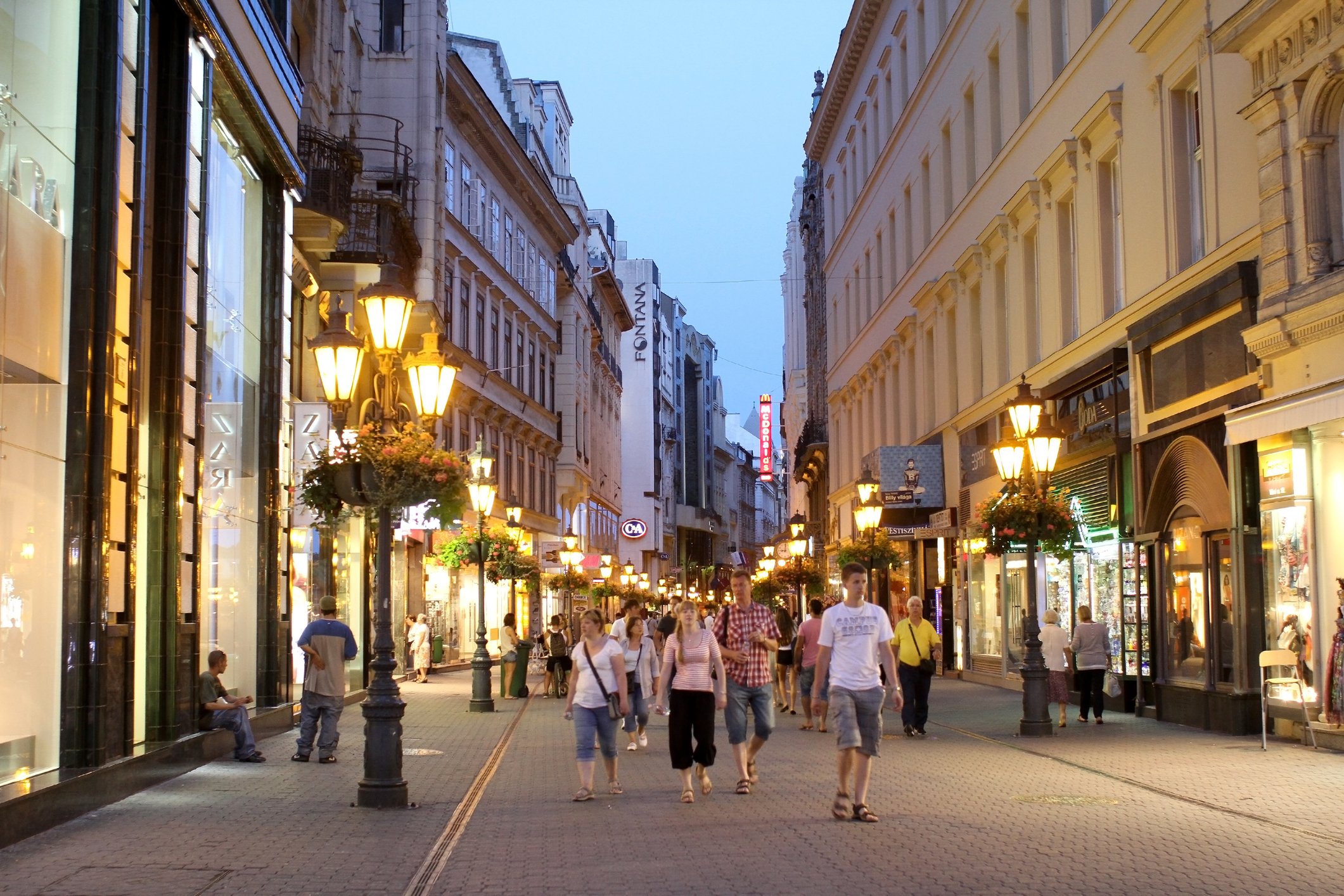 Oameni, turiști și localcini, care se plimbă pe strada Vaci Utca, în centrul Budapestei, Ungaria (sursă foto: dreamstime)