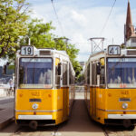 Două tramvaie galbene în Budapesta, Ungaria, mai 2013
