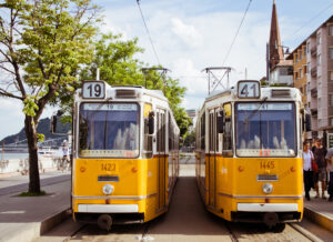 Două tramvaie galbene în Budapesta, Ungaria, mai 2013