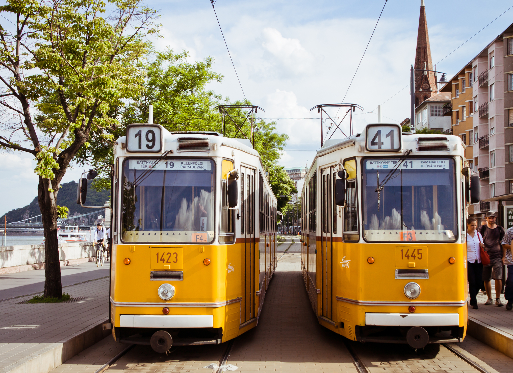 Două tramvaie galbene în Budapesta, Ungaria, mai 2013 (sursă foto: dreamstime)