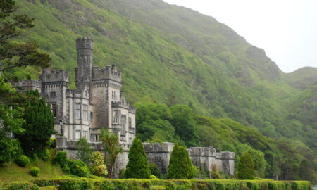 Kylemore Abbey, o mănăstire benedictină fondată în 1920 pe terenul castelului Kylemore, în Connemara, comitatul Galway, Irlanda, Sursa foto dreamstime.com