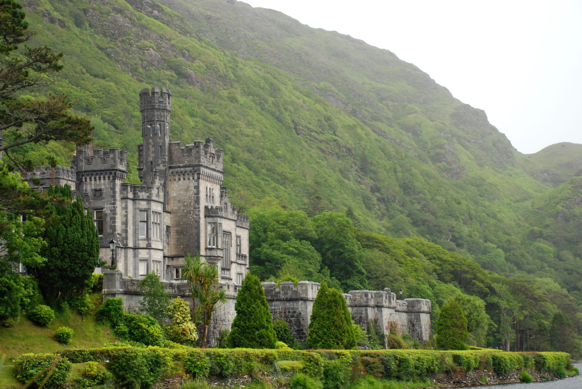 Kylemore Abbey, o mănăstire benedictină fondată în 1920 pe terenul castelului Kylemore, în Connemara, comitatul Galway, Irlanda, Sursa foto dreamstime.com