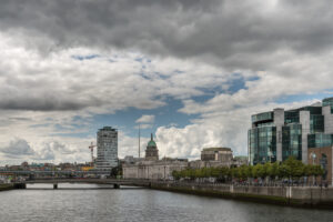 Râul Liffey cu Custom House, Dublin, Irlanda, Sursa foto dreamstime.com