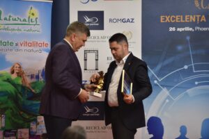 Cosmin Bradea, director general cargo-partner, primește premiul înmânat de Virgil Munteanu, director executiv Editura Evenimentul și Capital pe scena Galei Capital „Excelență în Management”, Sursa foto Christian Blancko