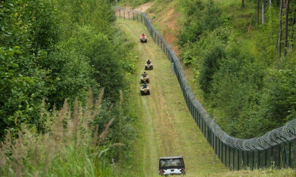 Un nou zid al Berlinului se ridică în Europa. Letonia își securizează frontiera cu Belarus