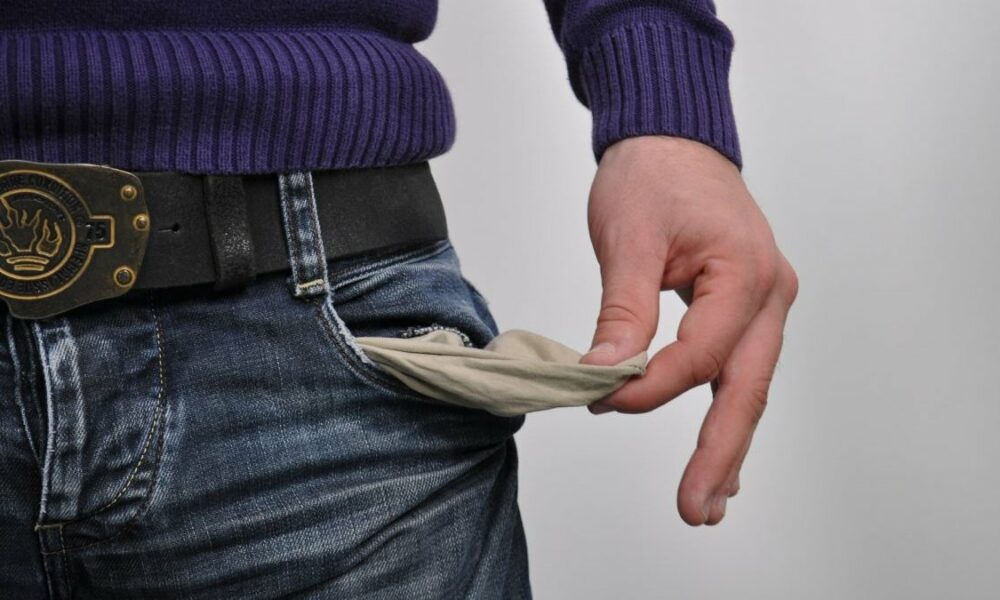 Salarii diminuate cu cel puțin 700 de lei dacă Guvernul aplică planul de austeritate