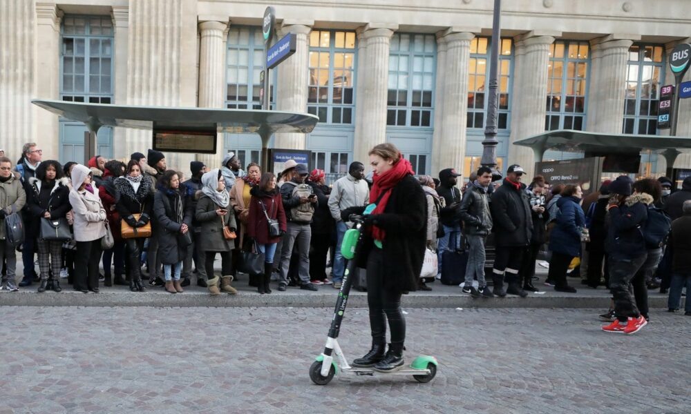 Franța, încotro? Referendum în Paris: Primăria Capitalei vrea să interzică trotinetele electrice