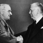 harry truman semnează planul marshall la 3 aprilie 1948 (sursă foto: thoughtco.com)