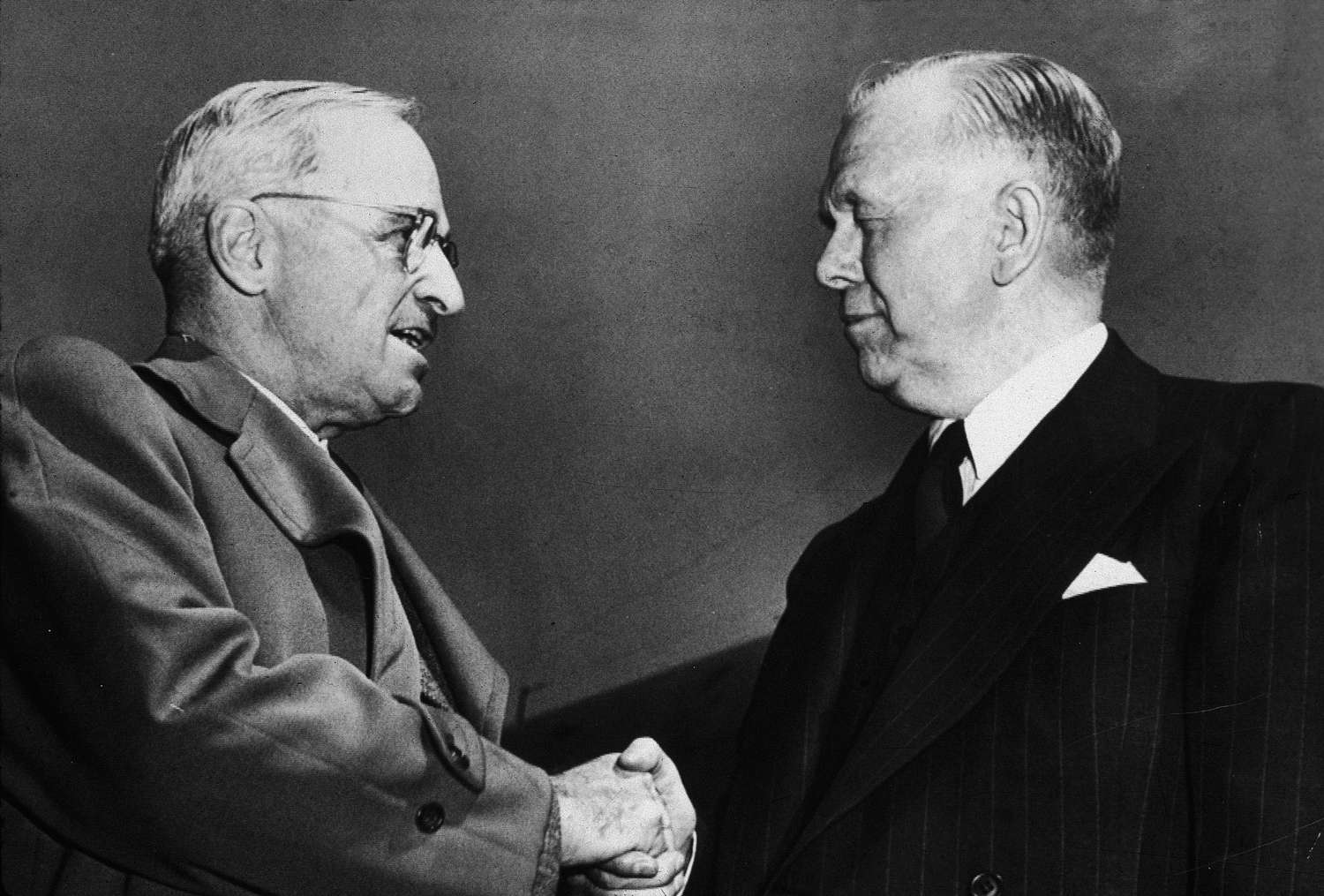 harry truman semnează planul marshall la 3 aprilie 1948 (sursă foto: thoughtco.com)