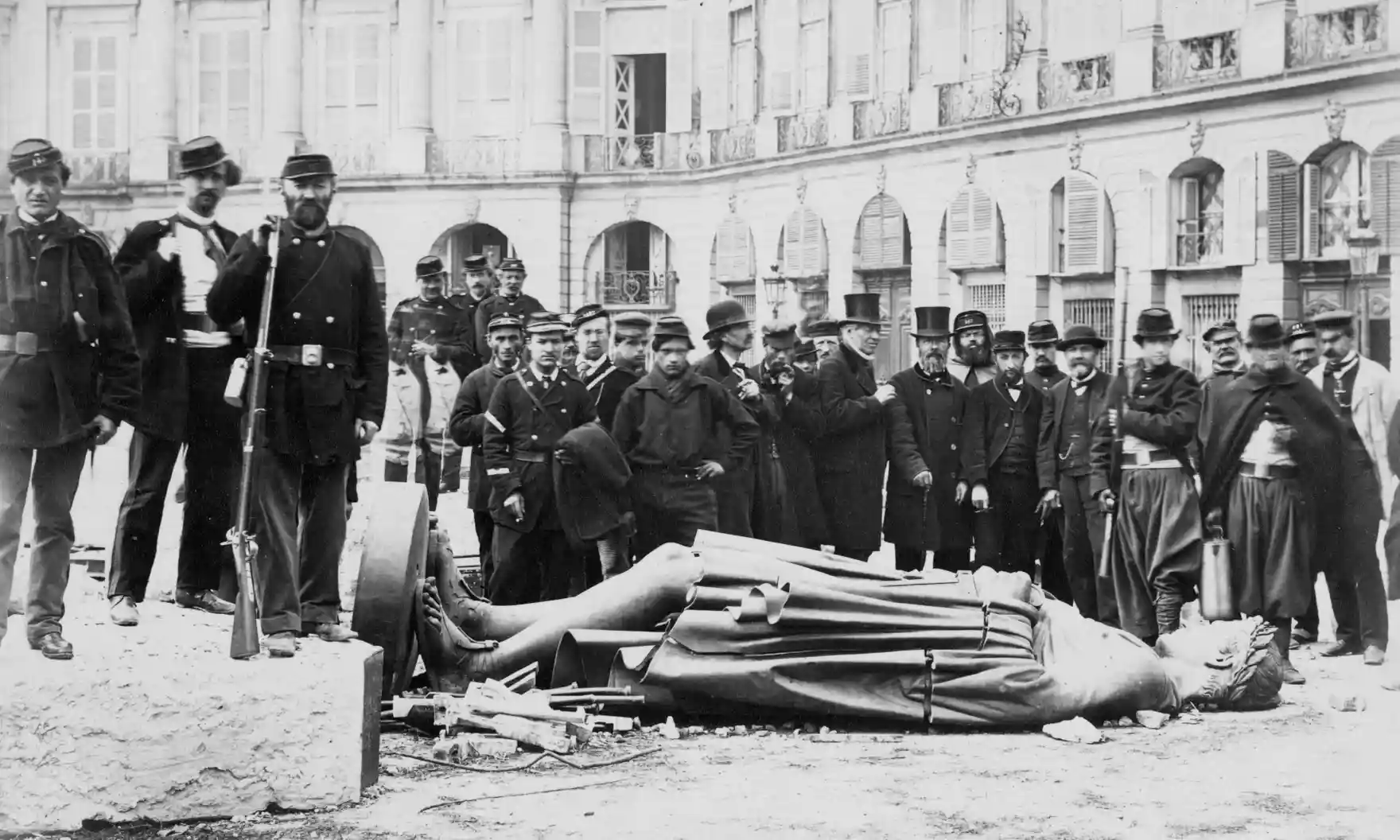 Răsturnarea statuii lui Napoleon I în timpul războiului civil dintre cea de-a Treia Republică și Comuna din Paris, în urma războiului franco-prusian (sursă foto: The Guardian)