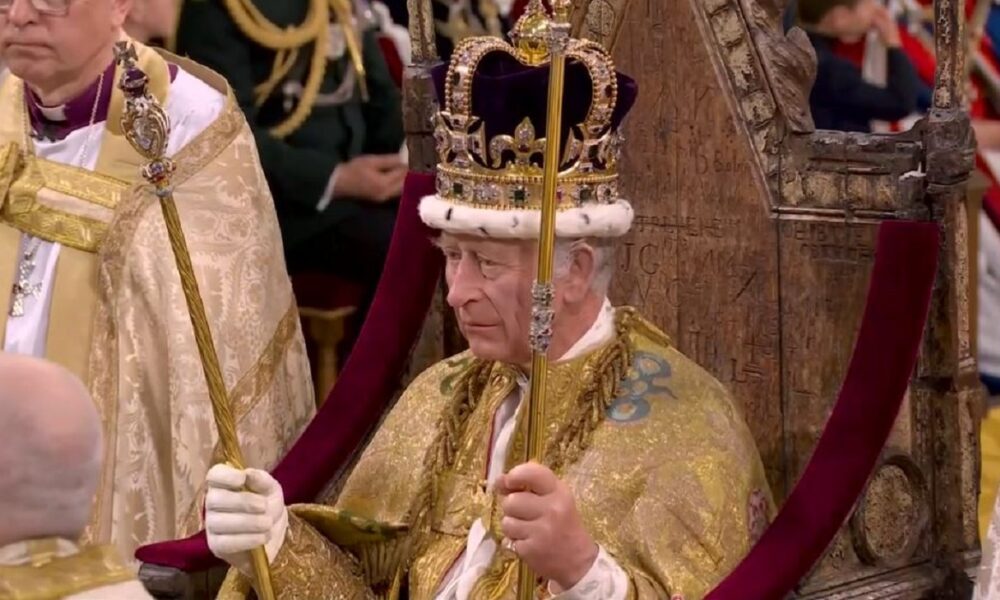Primele portrete oficiale ale regelui Charles al III-lea după încoronare. Peste 10 milioane de britanici au urmărit ceremonia
