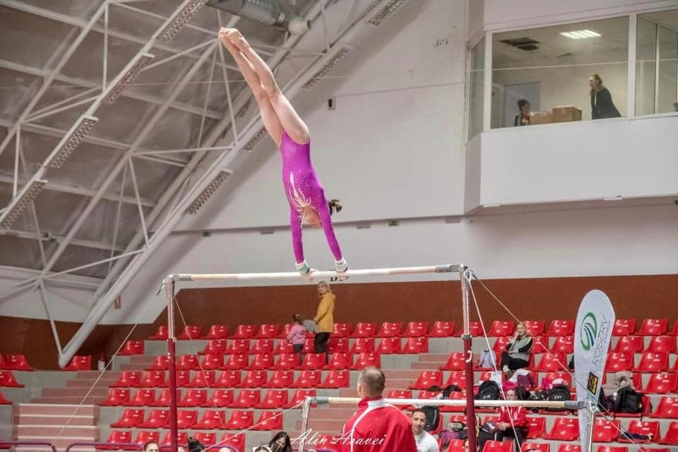 Cupa Nadia Comăneci 2023: Sportivă la paralele. Sursă foto: Arhivă proprie