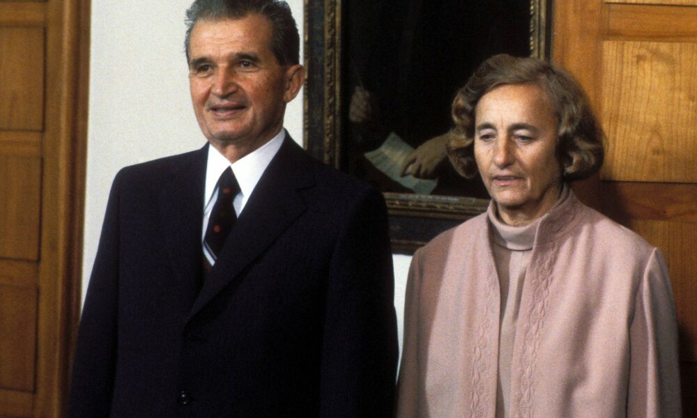 Epoca de Aur naște pasiuni financiare! Cât costă șapca lui Nicolae Ceaușescu și teza de doctorat a soției sale