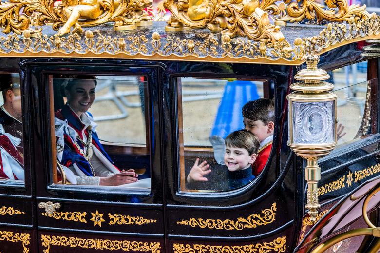 Prințul Louis făcând cu mână mulțimii adunate la ceremonia de încoronare. Sursă foto Reuters