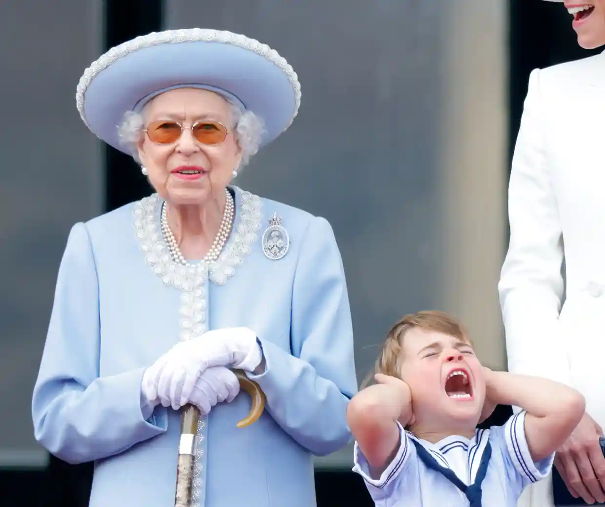 Regina Elisabeta împreună cu strănepotul său, Prințul Louis. Sursă foto The Guardian