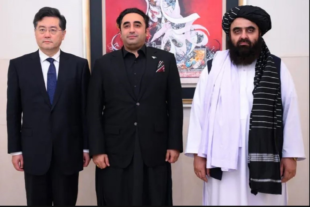 Ministrul chinez de externe Qin Gang (stânga), ministrul pakistanez de externe Bilawal Bhutto Zardari (dreapta) și ministrul afgan de externe, Amir Khan Muttaqi, pozează după o întâlnire la Islamabad. Sursa foto: Al Jazeera