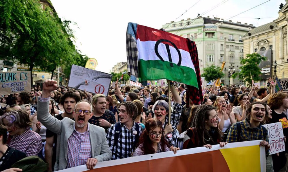 Maghiarii protestează masiv împotriva noii legi a profesorilor! Probleme mari pentru Viktor Orban