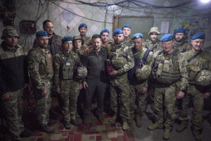 zelenski-viziteaza-frontul-din-Bahmut-Sursă foto: CNN